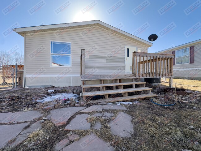 Building Photo - 3 bedroom, 2 bath 1,232 sqft single-family...