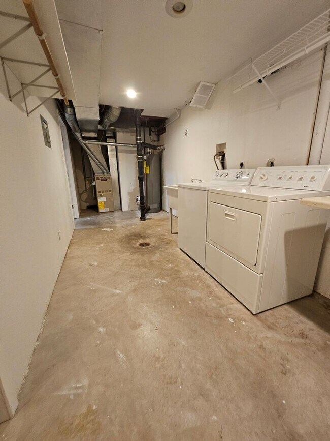 Building Photo - Virginia Village Home New Paint, Carpet, Blinds Backs up to Cherry Creek Trail