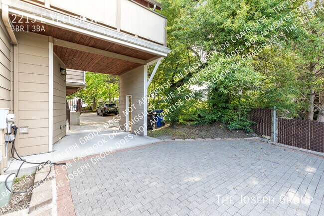 Building Photo - 2215 E Yesler Wy