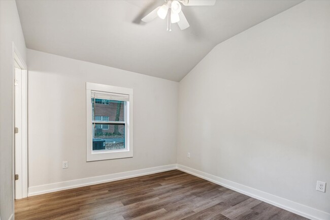 Building Photo - Newly Renovated 2 Bedroom House in Center ...