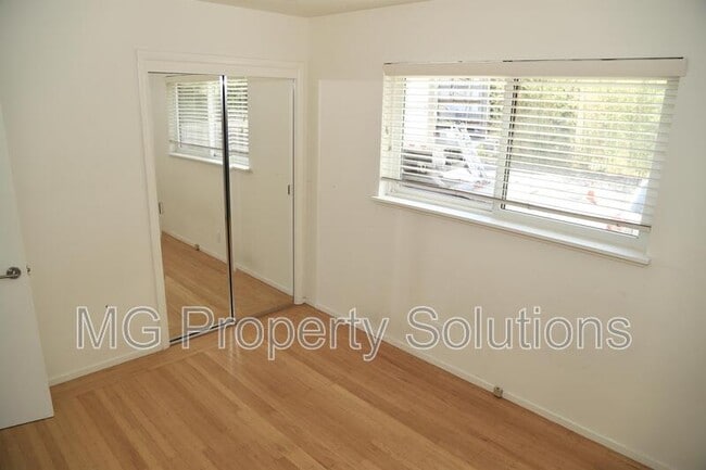 Building Photo - 974 Vernal Ave
