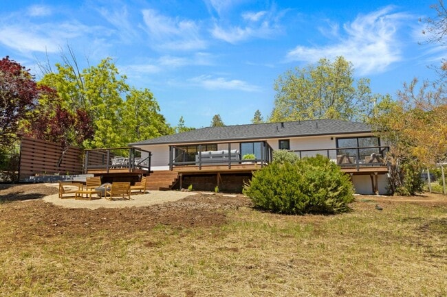 Building Photo - 810 W California Way