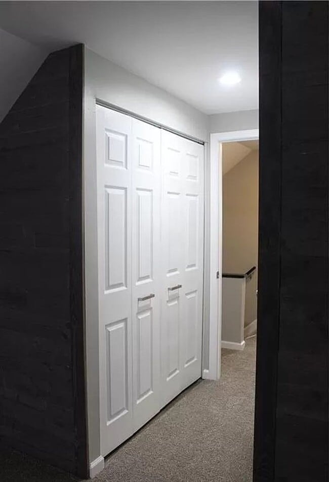 Building Photo - 3 Bedroom home with fenced in backyard and...