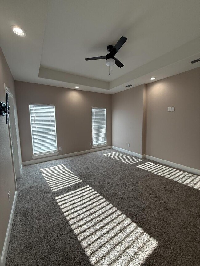 Building Photo - 267 NE Ave F