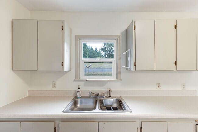 Building Photo - TWO BEDROOM HOUSE IN KELSO