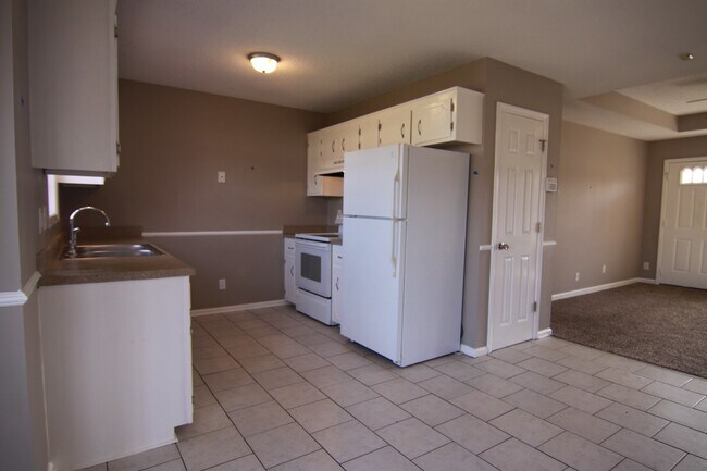 Building Photo - 3 Bedroom Pet Friendly Home For Rent Near Post!