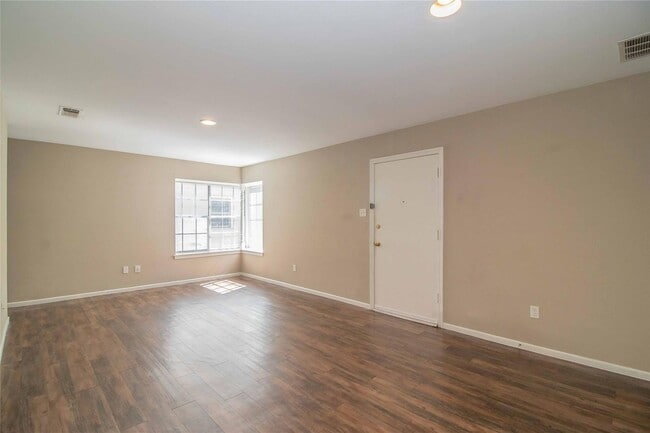 Building Photo - Amazing 2 Bed, 1.5 Bath- Half of Duplex Av...