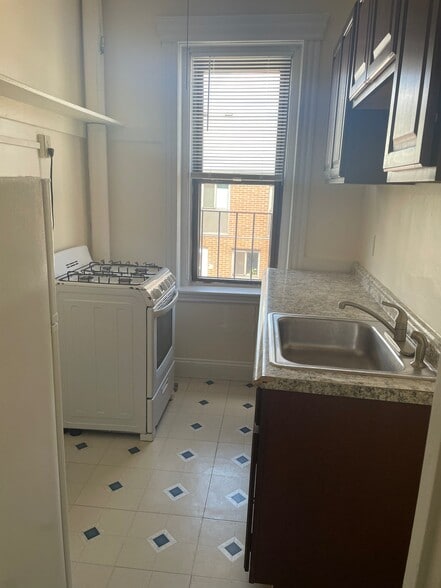 Building Photo - 352 Riverway