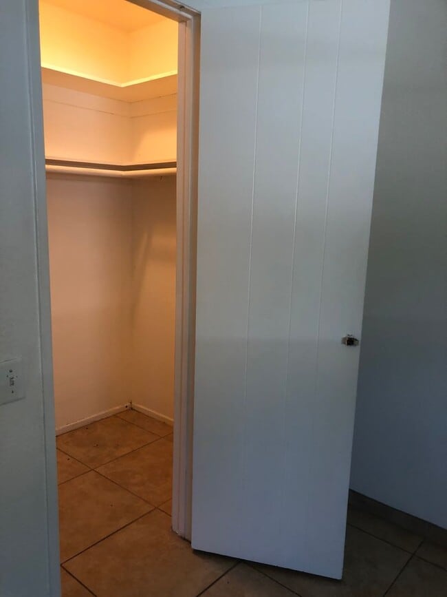 Building Photo - Santa Ana townhome style.  2 bed, 1 1/2 ba...