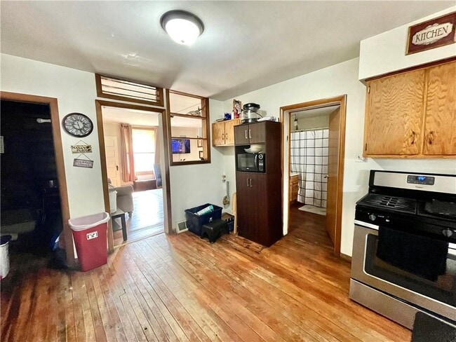 Building Photo - 4 bed 2 bath available June 1st