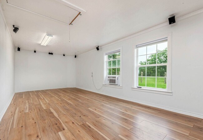 Building Photo - 10 acres with 3/2 cabin for rent in Navaso...