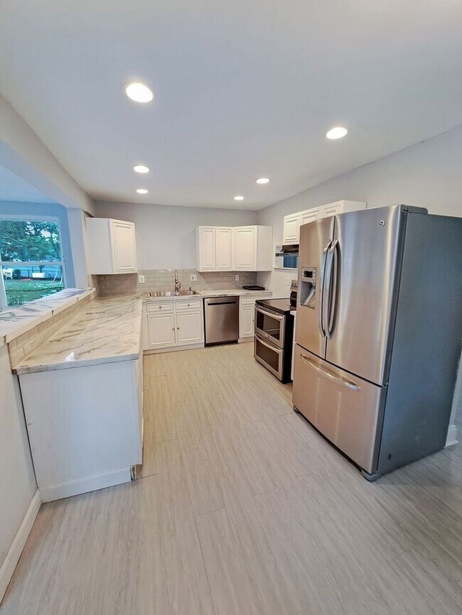 Building Photo - Mid-Century Modern SFH 3-Level, All Utilit...