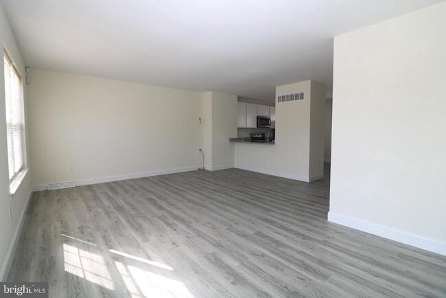 Building Photo - 14 Starboard Ct