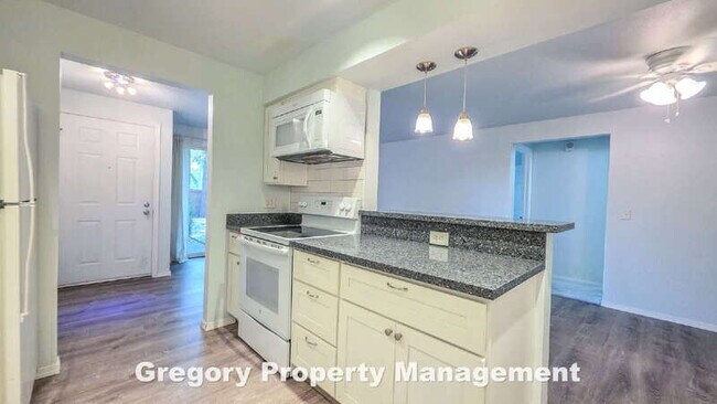 Building Photo - 9474 Woodinville Redmond Rd NE