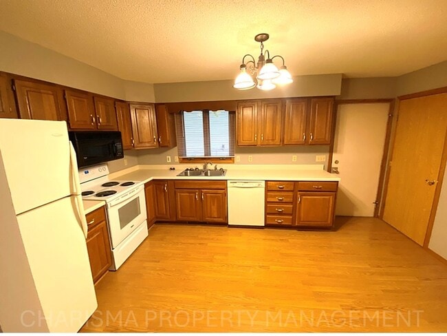 Building Photo - 4 BEDROOM, 2 BATH HOME IN EAST SIOUX FALLS! DOUBLE ATTACHED GARAGE! FENCED IN BACKYARD!