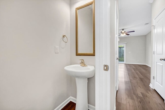 Building Photo - DISCOVER COMFORT & STYLE IN LEXINGTON'S DAWSON'S PARK