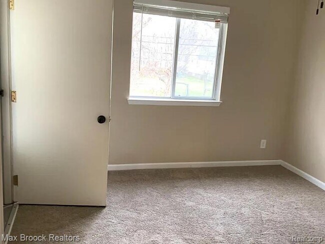 Building Photo - 42556 Plymouth Hollow Dr