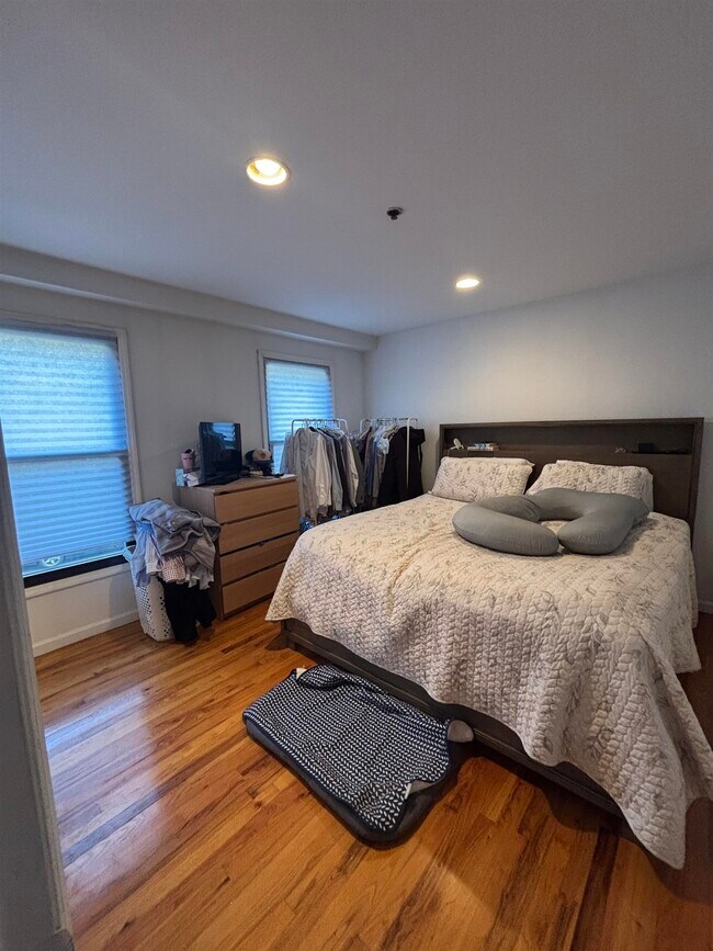 Building Photo - 401 1st St