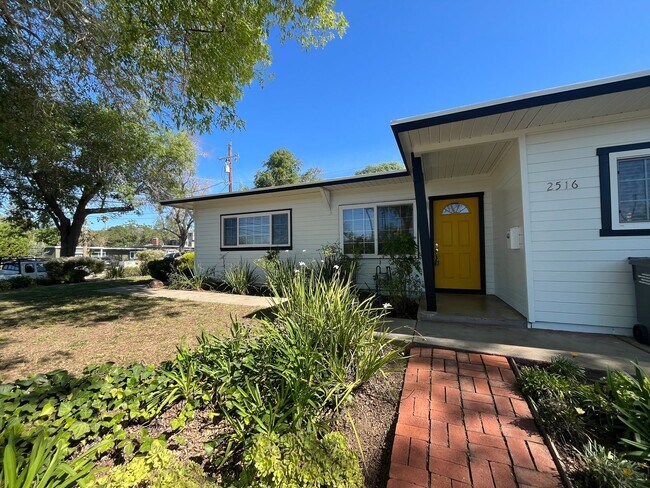 Building Photo - Clean and bright Single level Home - Great central location in SLO neighborhood