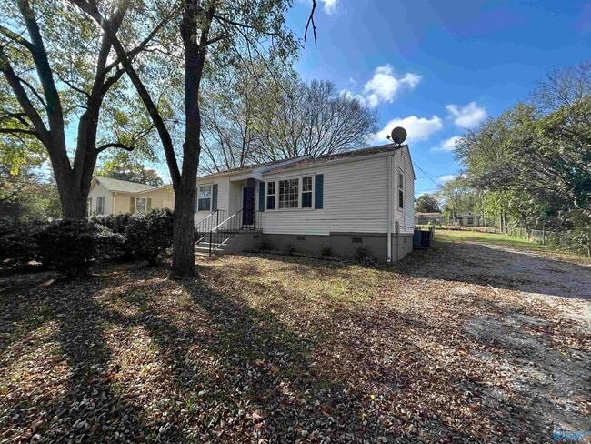 Building Photo - 803 Fairway Dr NW