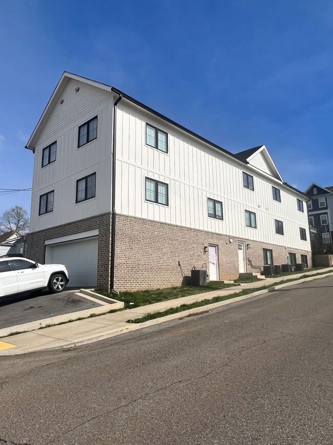 Building Photo - 1833 Forest Ave