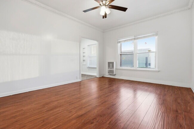 Building Photo - 724 S Mariposa Ave