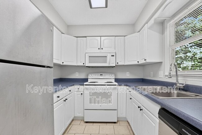 Building Photo - 151 Laura Ave