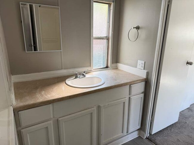 Building Photo - 2737 W Washington Center Rd