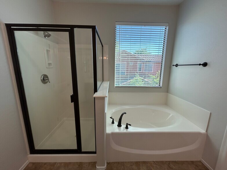 Building Photo - 4123 E Cherry Hills Dr