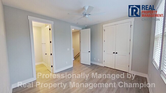 Building Photo - Bright & Open End Unit Townhome