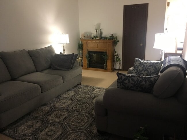 Building Photo - Two Bedroom Townhouse with Garage