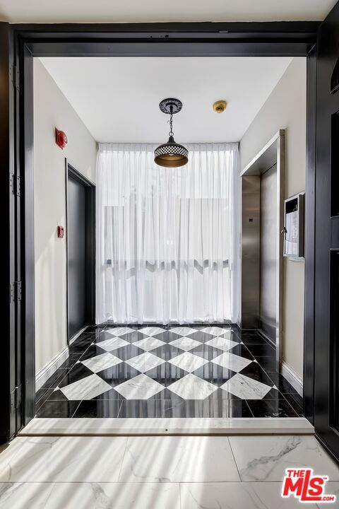 Building Photo - 323 N Palm Dr