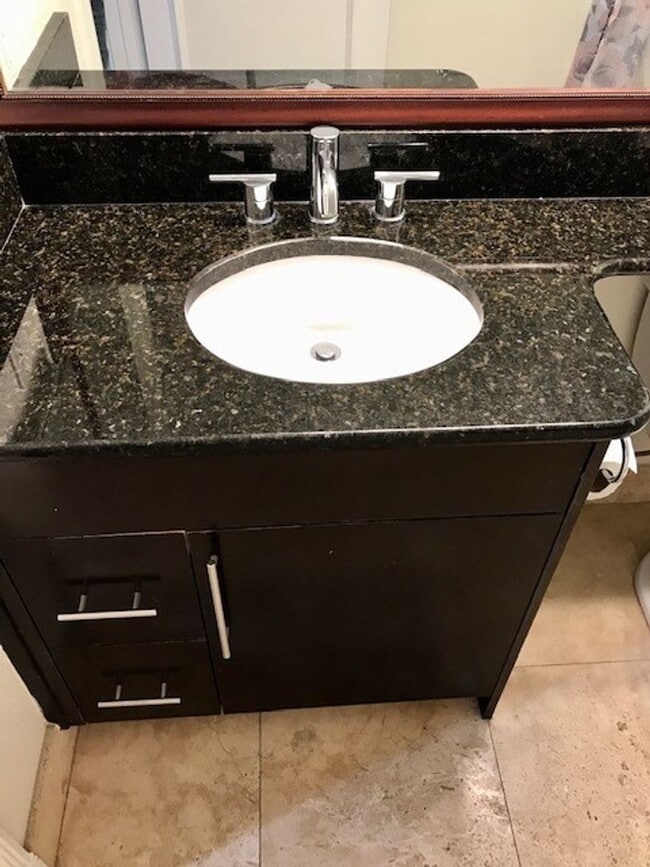 Building Photo - 1 Bedroom Condo In A Luxurious Community!!