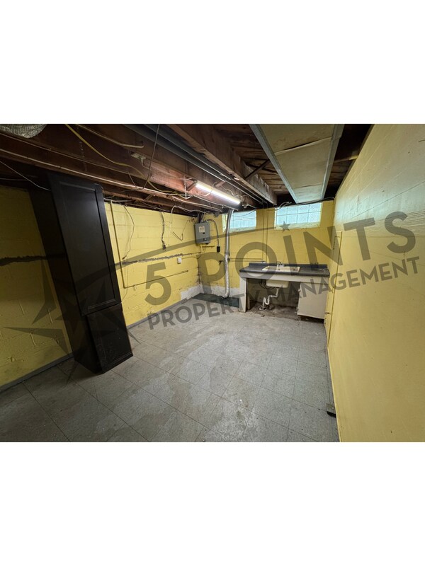 Building Photo - 13509 Eastwood Blvd