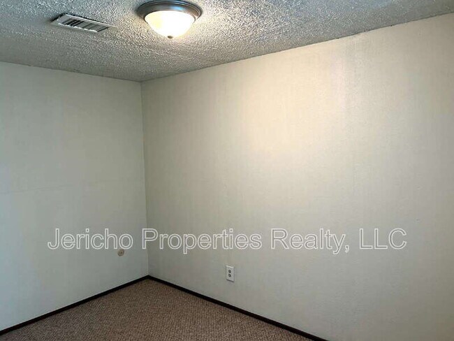 Building Photo - 8731 W Cornell Ave