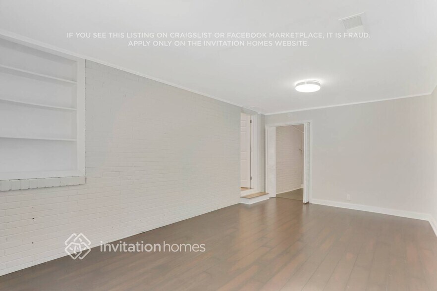 Building Photo - 2805 Mitchell Dr