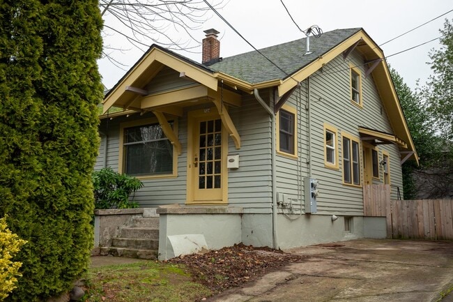 Building Photo - 724 NE 19th Ave