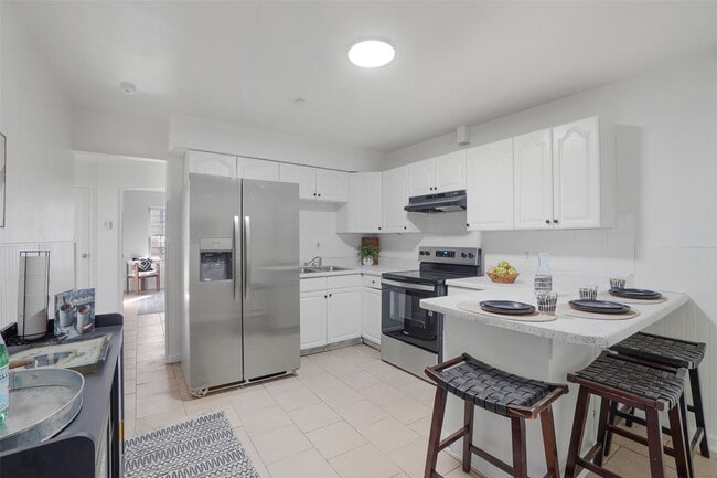 Building Photo - 9845 Dennis Dr