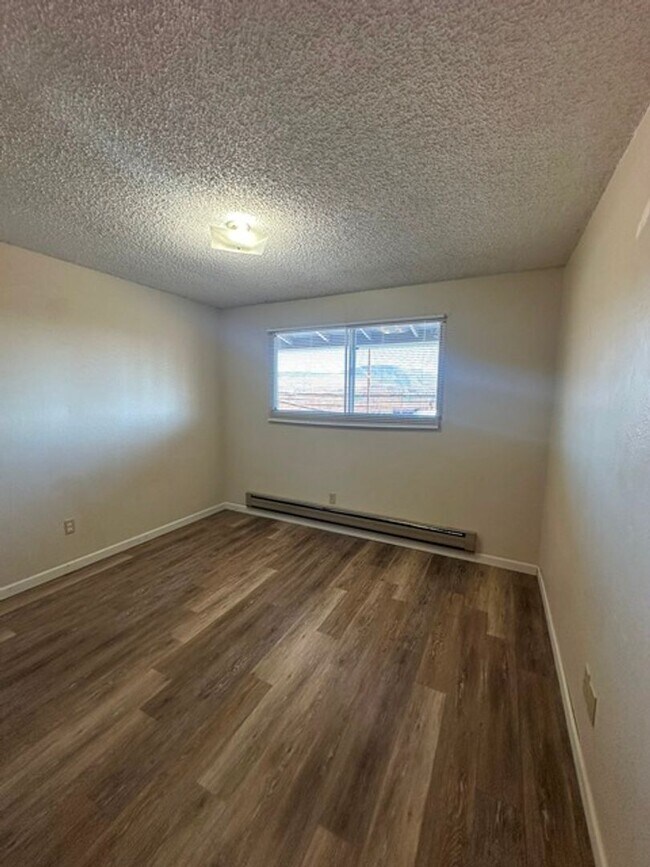 Building Photo - 2 Bedroom Upstairs Unit in 4-Plex