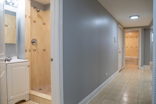 Building Photo - 6605 S Kimbark Ave