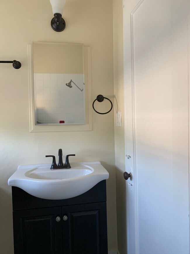 bathroom - 803 W Glenoaks Blvd