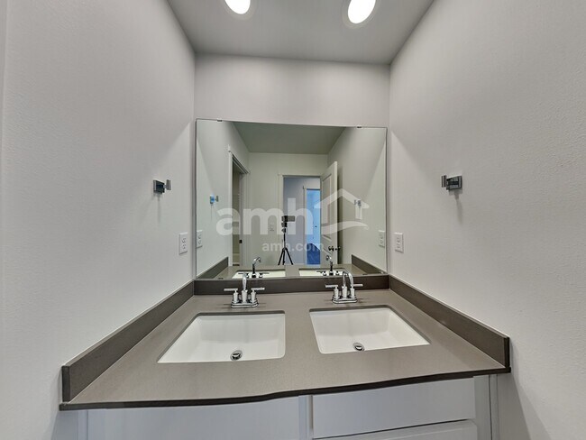 Building Photo - 4722 86th Ave NE