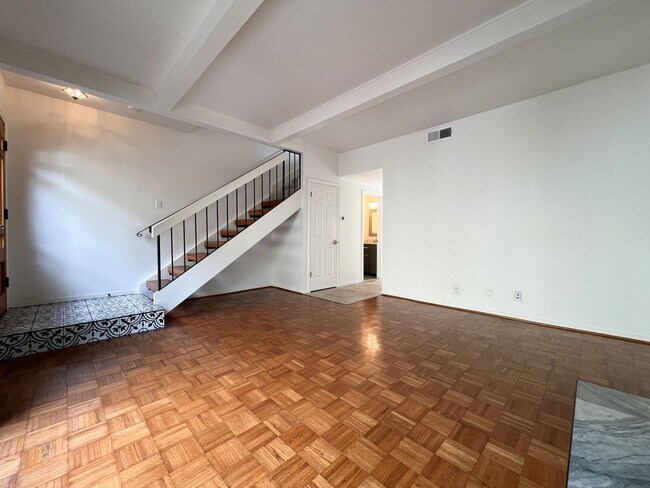 Building Photo - Beautifully Remodeled St. Helena Townhome with Pool Access & 2-Car Garage