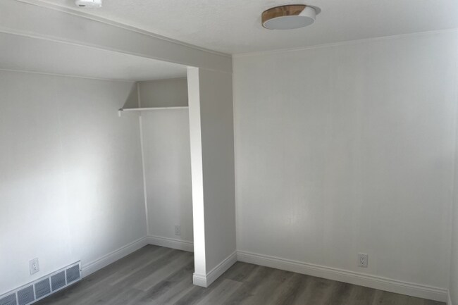 Building Photo - 1075 S 1200 E