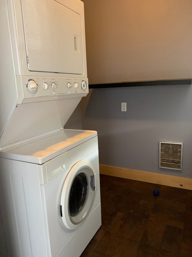 Building Photo - 319 Front St