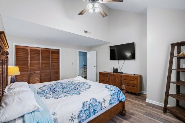 Building Photo - *** Beautifully Appointed & Furnished, Medium Term Rental W/Feb Move in Special***$400 off the fi...