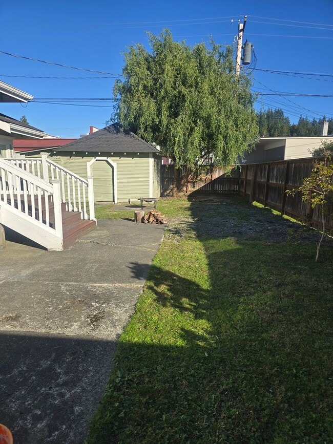 Building Photo - Spacious 5 Bedroom Home in Burlington - Av...