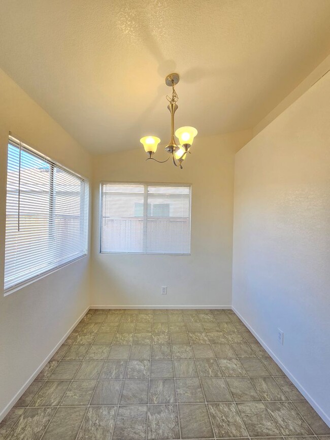 Building Photo - Beautiful 4-Bedroom / 2-bathroom Single-Family Home for Rent