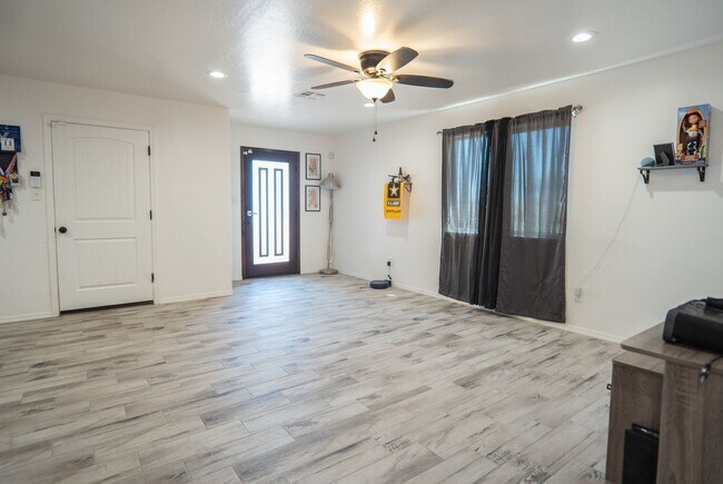Building Photo - Prime Location Living: 3-Bedroom Gem Near Sam's Club & Yuma Palm Mall