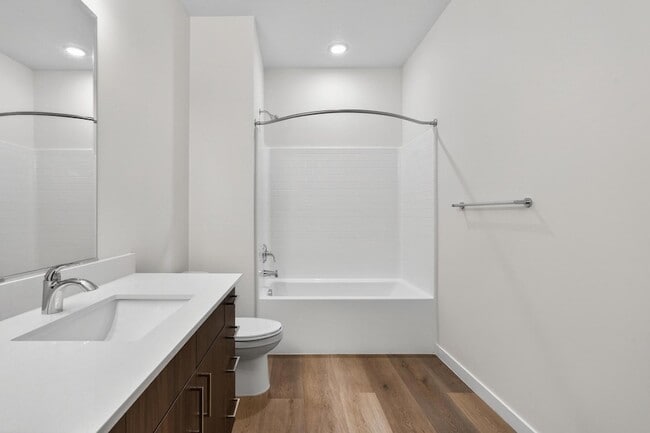 Building Photo - 983 W State St